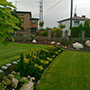 trawnik przedzielony pasem grządki ogrodowej